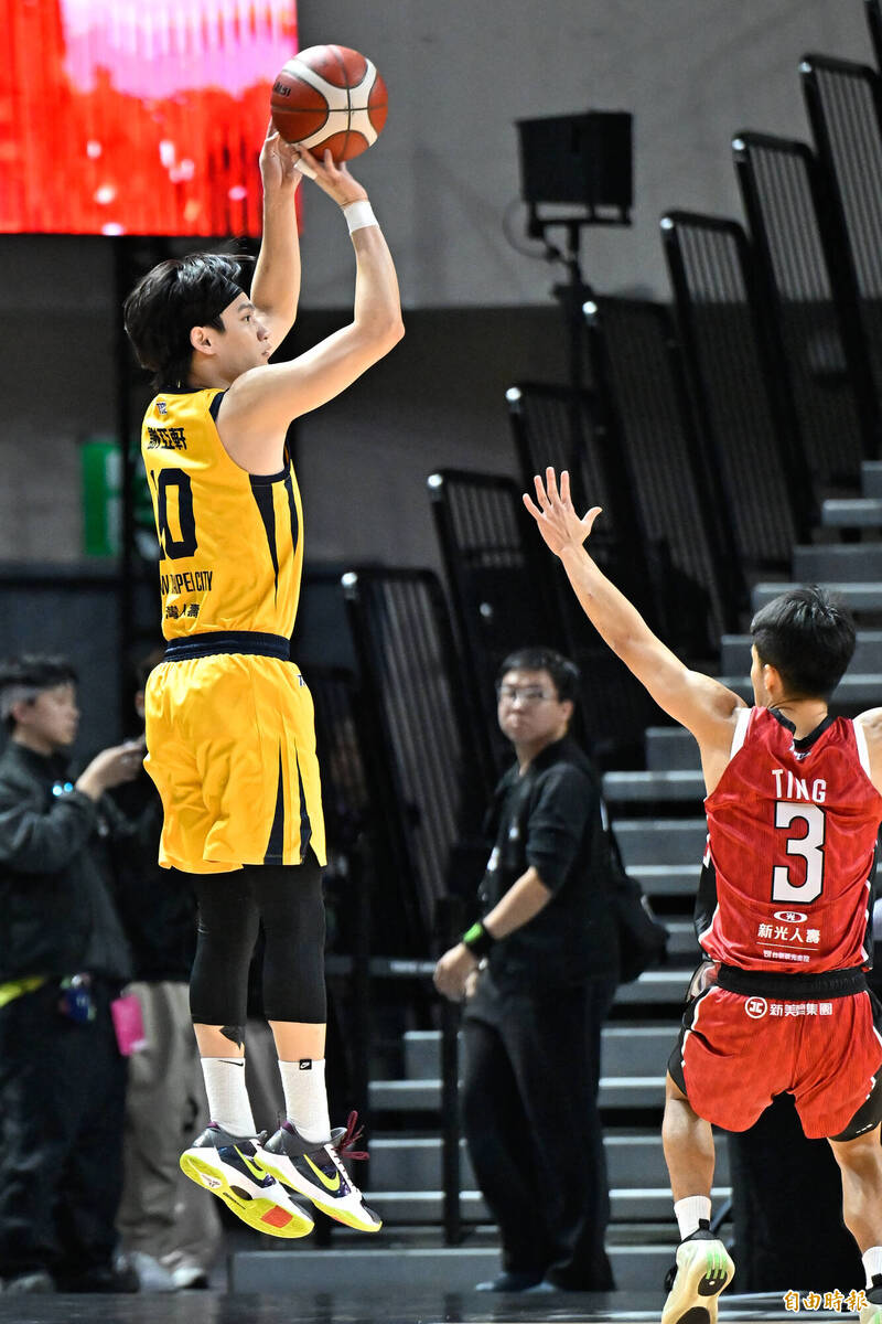 新北中信特攻謝亞軒（左）。（記者陳志曲攝）