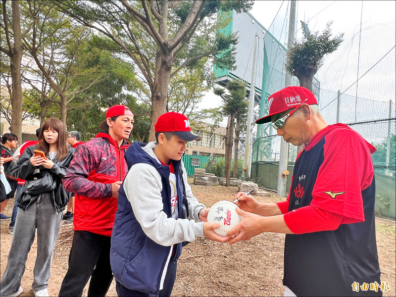 古久保健二（右）昨出席味全龍開訓典禮引關注，圖為他為到場的球迷簽名。（記者廖耀東攝）