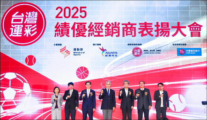 林博泰（左3）。（台灣運彩公司提供）