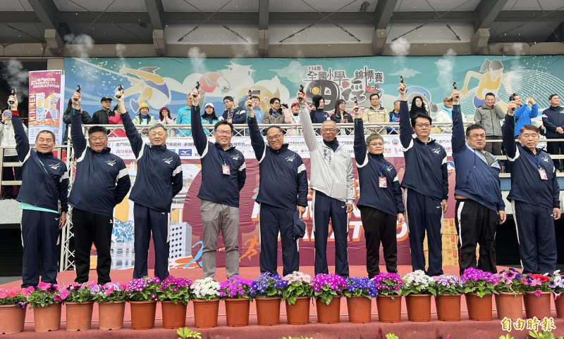 金門馬拉松由運動部政務次長鄭世忠（左四）、全民運動署署長房瑞文（右四）、行政院金馬聯合服務中心執行長吳增允（右五）、金門縣副縣長李文良（左五）、陳祥麟（左一）、金門體育會理事長歐陽儀雄（左三）共同鳴槍起跑。（記者吳正庭攝）