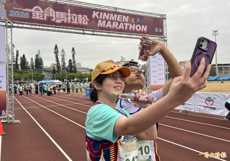 金門馬拉松跑者抵達終點，作出 「乎乾啦」表情。（記者吳正庭攝）