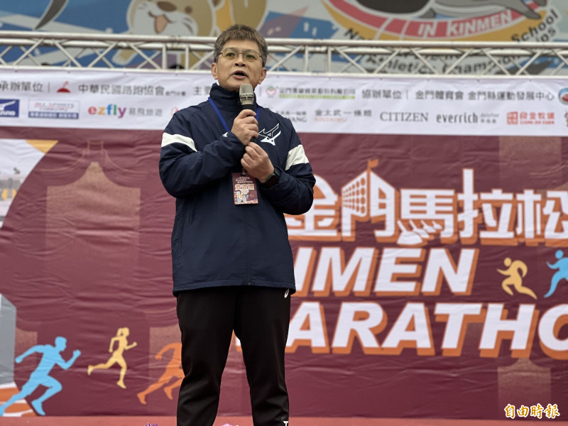 金門馬拉松登場，運動部全民運動署署長房瑞文說，運動署願攜手金門縣政府，把明年金門馬拉松路跑辦得更盛大。（記者吳正庭攝）