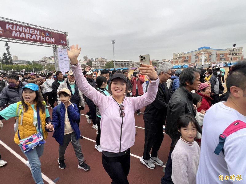 金門馬拉松登場，首日健康休閒組跑者「休閒」輕鬆與會。（記者吳正庭攝）