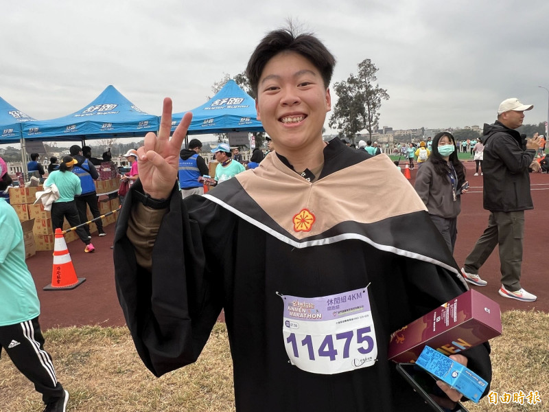 快要畢業的研究生，也到場留下人生紀錄。（記者吳正庭攝）