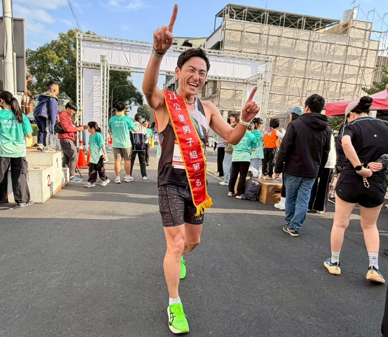 2026濁水溪紫金馬拉松花城竹山站21公里組冠軍嵜本晃次，是日本知名能量凝膠SAURUS JAPAN株式會社總裁。（竹山鎮公所提供）