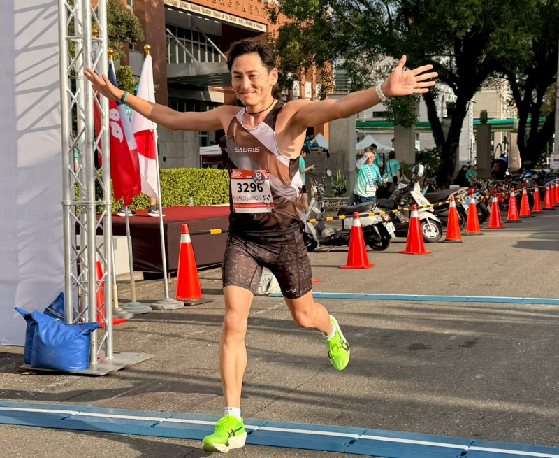 嵜本晃次衝抵終點，以1小時19分03秒，在2026濁水溪紫金馬拉松花城竹山站奪冠。（竹山鎮公所提供）