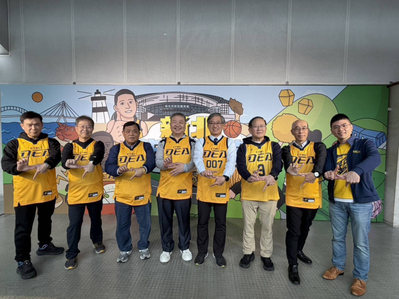 圖左至右為調查站陳茂益主任、調查局秘書室邱政達主任、新北市議會無黨聯盟總召蔡錦賢議員、新北市議長蔣根煌、調查局長陳白立、中信育樂陳國恩董事長、新北市調查處陳宇源處長、台灣人壽法遵長林士淳。（記者劉詠韻翻攝）