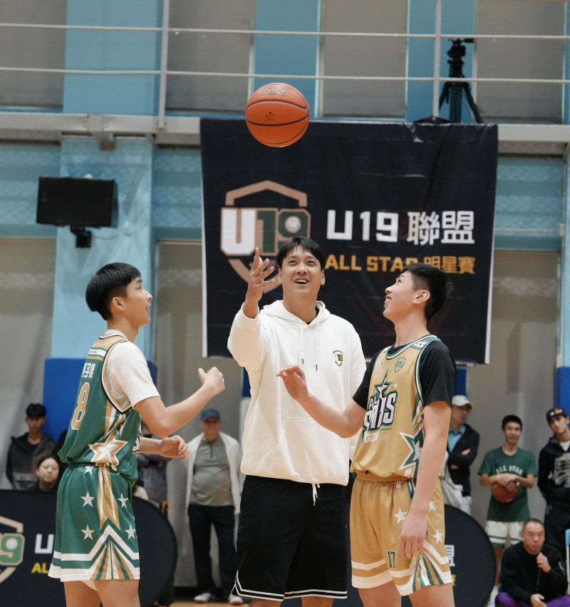 台灣籃壇的「少俠」田壘替明星賽開球。（U19籃球聯盟提供）