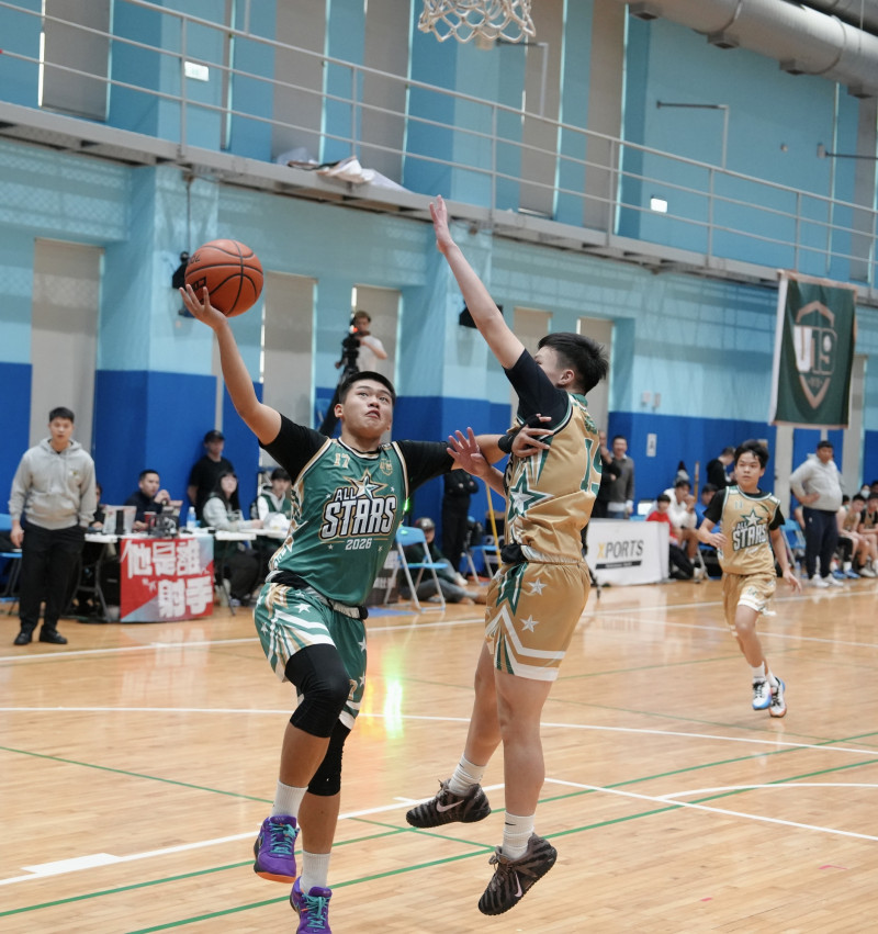 U15明星綠隊李品洋（左）上籃製造犯規完成「三分打」。（U19籃球聯盟提供）