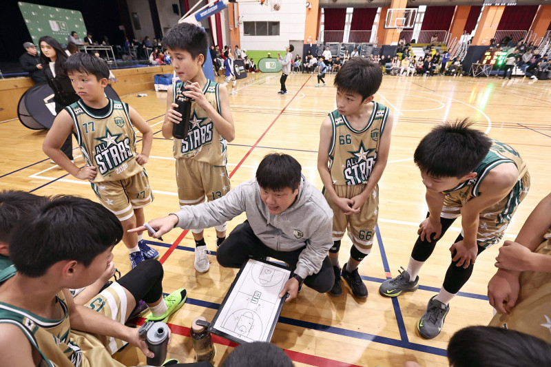 U12明星賽金隊總教練王浩森來自台北大安國中。（U19籃球聯盟提供）