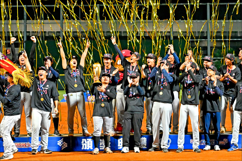 大學甲組3大賽每隊1年頂多打2、30場，相較於三級棒球明顯不足，圖為北市大球員前天慶祝大專棒球聯賽奪冠。（資料照）