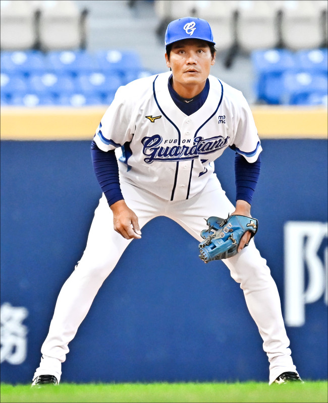 富邦悍將王勝偉延續選手身分，今年將邁入第19個球季。（資料照）