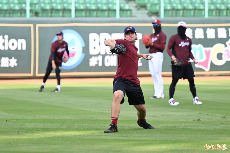 樂天桃猿洋投凱樂。（資料照，記者李惠洲攝）