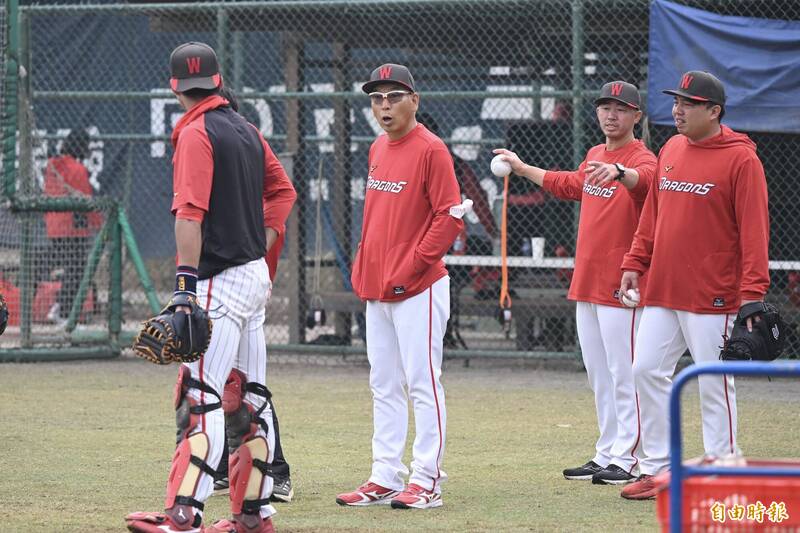 味全龍巡迴統籌教練古久保健二。（記者廖耀東攝）