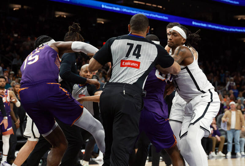 太陽、籃網比賽接近尾聲時爆發肢體衝突，共5人領到技術犯規。（路透）