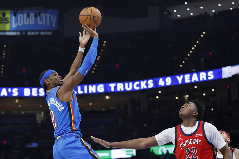 「SGA」吉爾吉斯亞歷山大（Shai Gilgeous-Alexander，左）獨拿29分，幫助雷霆擊敗鵜鶘中止2連敗。（路透）