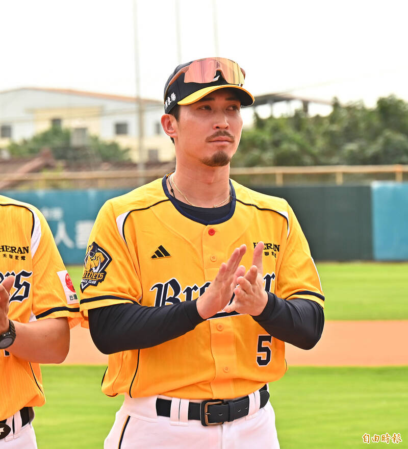 中信兄弟打擊教練後藤駿太。（記者李惠洲攝）