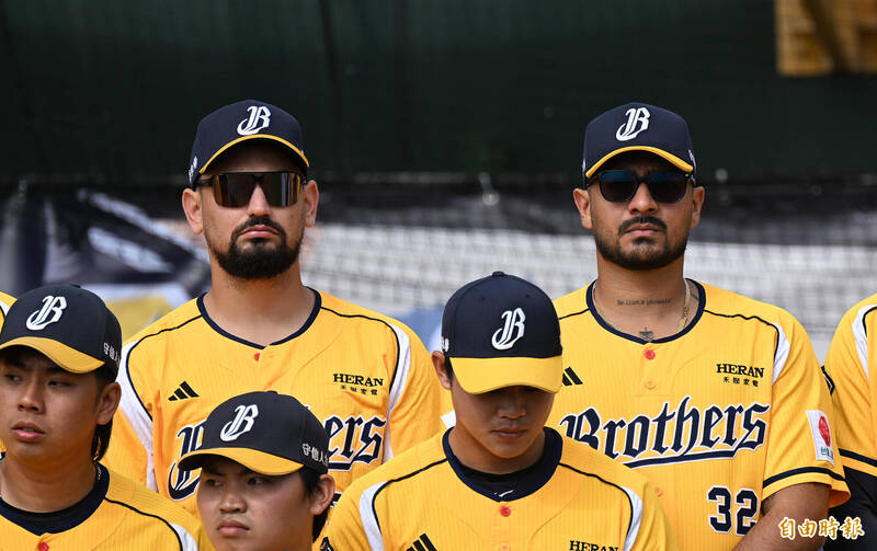 勝騎士與羅戈。（記者李惠洲攝）