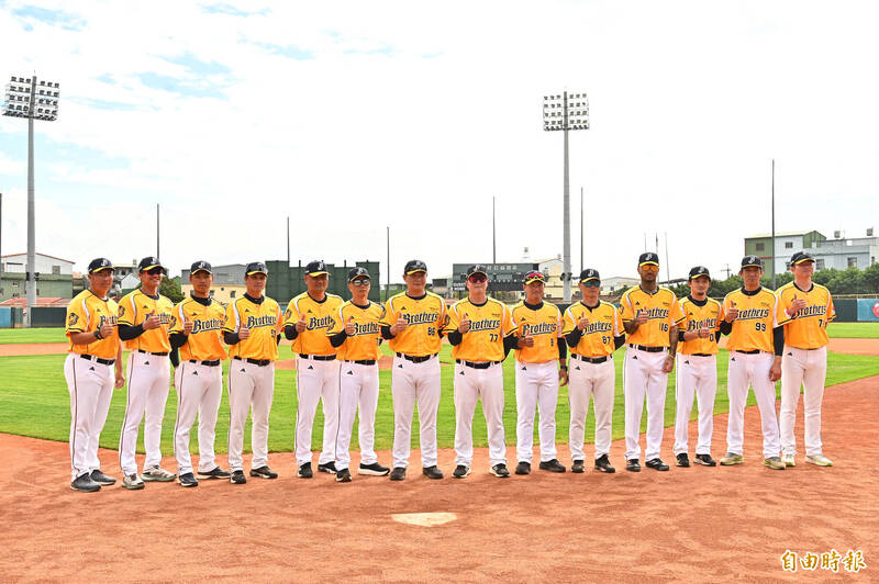 中信兄弟二軍教練團。（記者李惠洲攝）