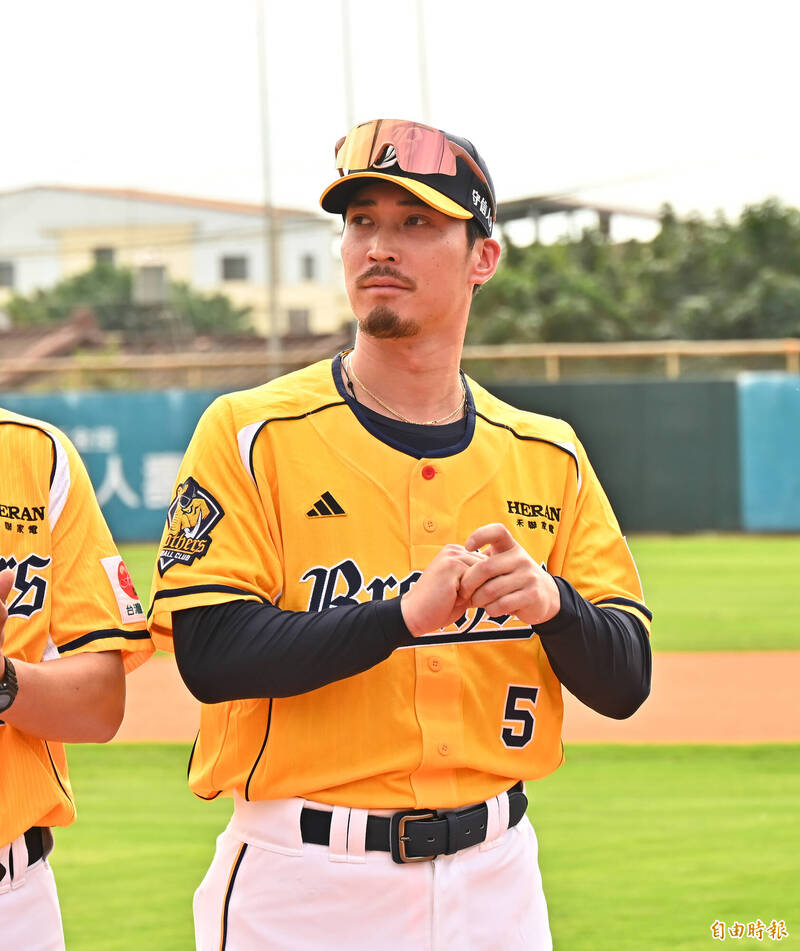 中信兄弟打擊教練後藤駿太。（記者李惠洲攝）