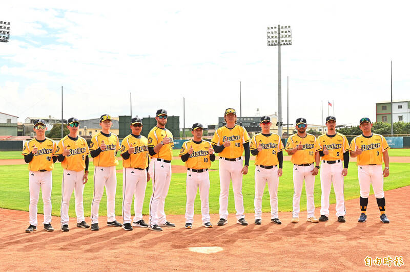 中信兄弟一軍教練團。（記者李惠洲攝）