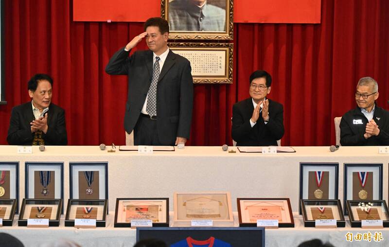 陳義信捐贈棒球文物給退輔會。（記者林正堃攝）