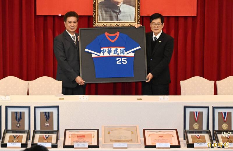 陳義信捐贈棒球文物給退輔會。（記者林正堃攝）