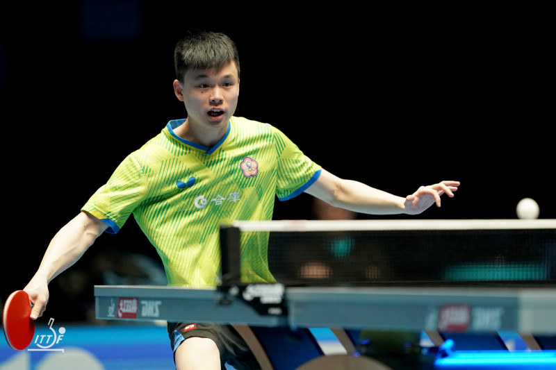 馮翊新在小組賽首戰直落三解決卡達對手，首勝開張。（取自國際桌總官網）