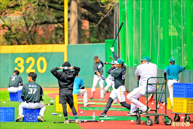 台鋼雄鷹春訓，積極備戰今年賽季。（記者李惠洲攝）