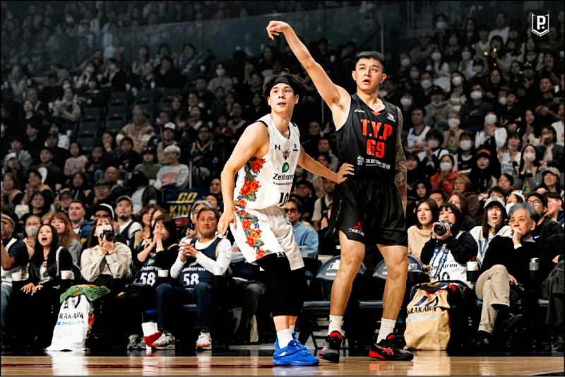 領航猿盧峻翔（右）昨在東超聯賽小組賽最後一戰，飆出全場最高32分，可惜未能阻擋對手逆襲。（桃園領航猿提供）