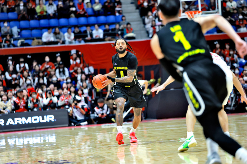 新北國王杰倫（左）昨拿下全隊最高24分，未能幫助球隊贏球。（新北國王提供）