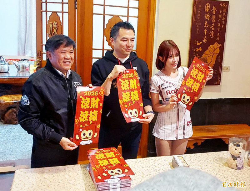 仁海宮董事長王介禧（左）、樂天桃猿代理執行長森井誠之（中）與樂天女孩熊霓（右）一同發送春聯。（記者李容萍攝）