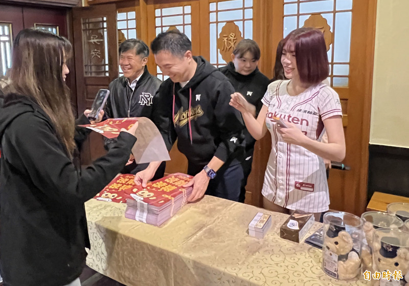 樂天桃猿團隊赴中壢仁海宮新春祈福，並與樂天女孩親送春聯，與球民一同分享春節喜氣。（記者李容萍攝）