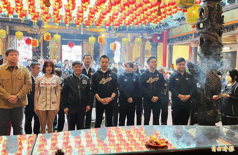 樂天桃猿團隊赴中壢仁海宮新春祈福。（記者李容萍攝）