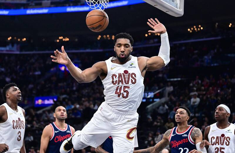 騎士米契爾率隊爆打快艇。（法新社）