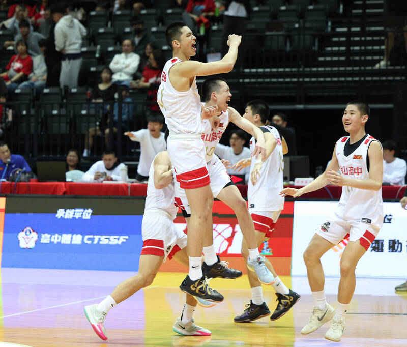 南山高中姚冠佑「準絕殺」帶隊逆轉光復高中。（高中體總提供）