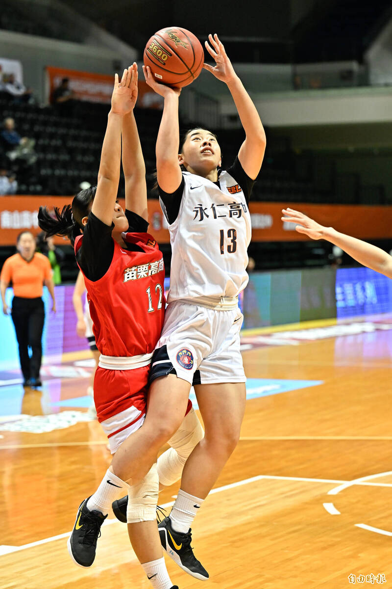 永仁高中黃翊蓁（白衣）進攻籃框。（記者陳志曲攝）