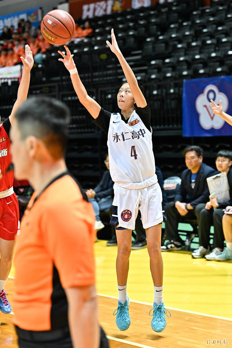 永仁高中劉恩妮（白衣）三分出手。（記者陳志曲攝）