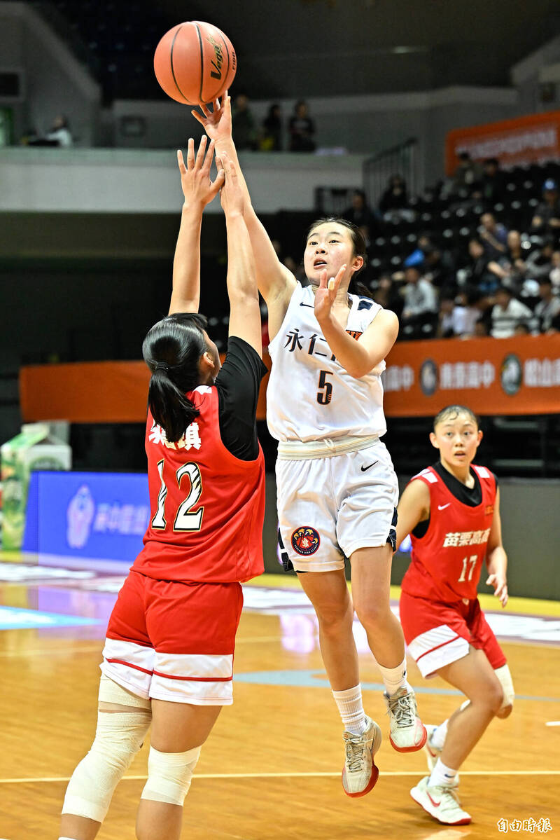 永仁高中吳沛萱（白衣）切入拋投。（記者陳志曲攝）