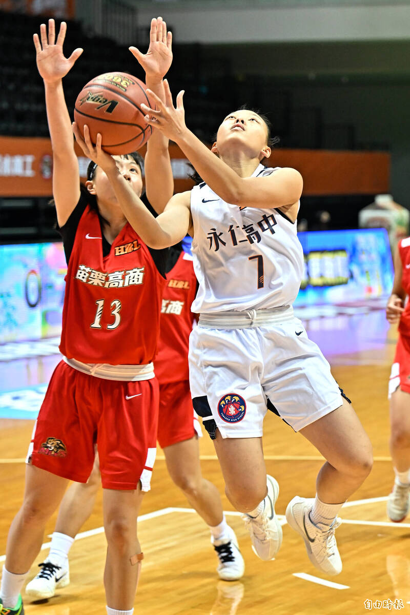 永仁高中鍾靜文（白衣）切入上籃。（記者陳志曲攝）