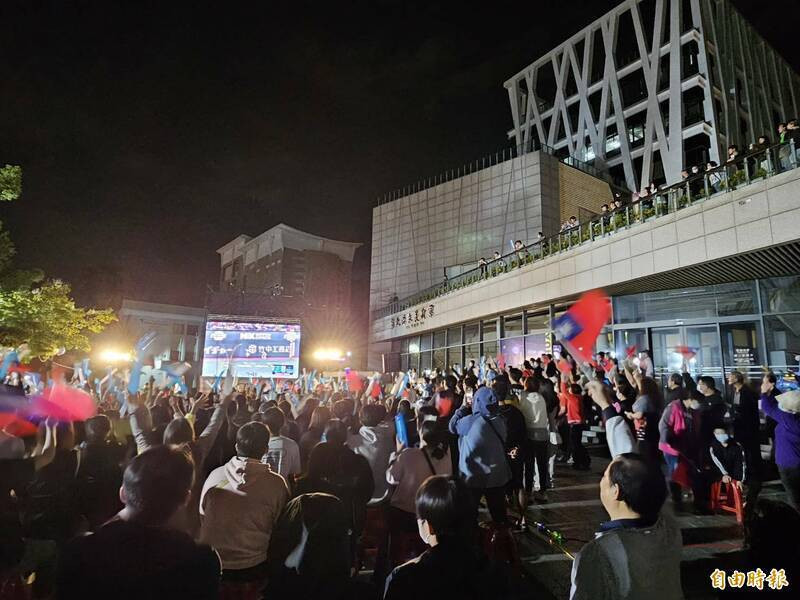 台灣隊在世界12強打敗日本奪冠一役，彰化縣政府在美術館廣場轉播。（資料照，記者劉曉欣攝）