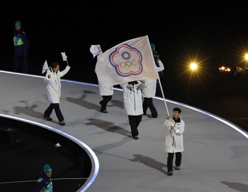 米蘭冬奧開幕典禮登場，掌旗官李宇翔。（奧會提供）