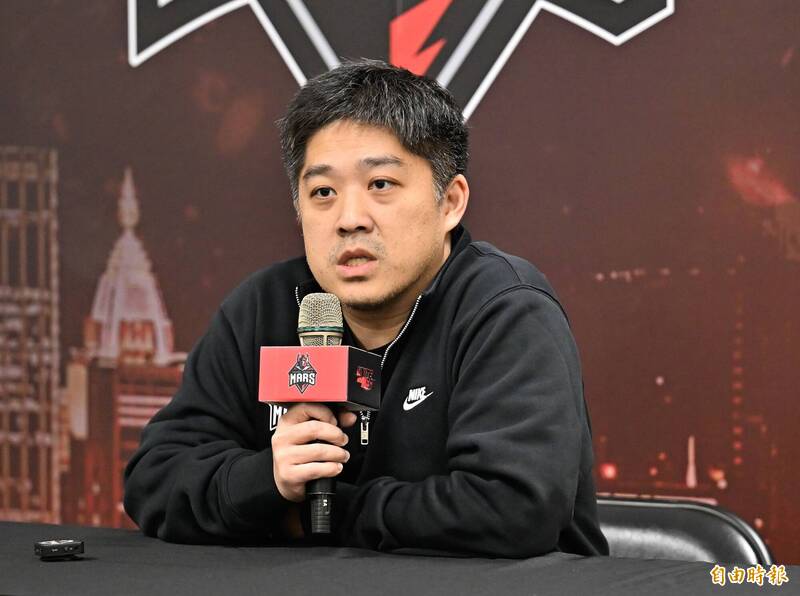 台新戰神總經理林祐廷說明洋將史東未解約離隊。（記者陳志曲攝）