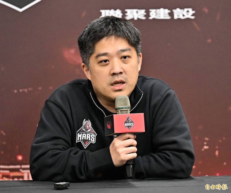 台新戰神總經理林祐廷說明洋將史東未解約離隊。（記者陳志曲攝）