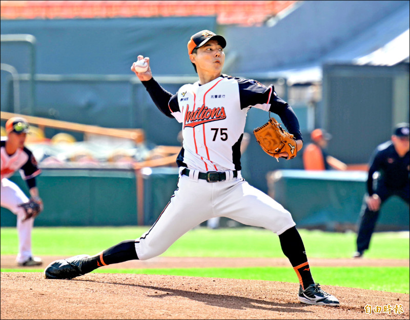獅隊郭俊麟昨在首場熱身賽先發2局無失分，持續朝開季進入先發輪值調整。（記者李惠洲攝）