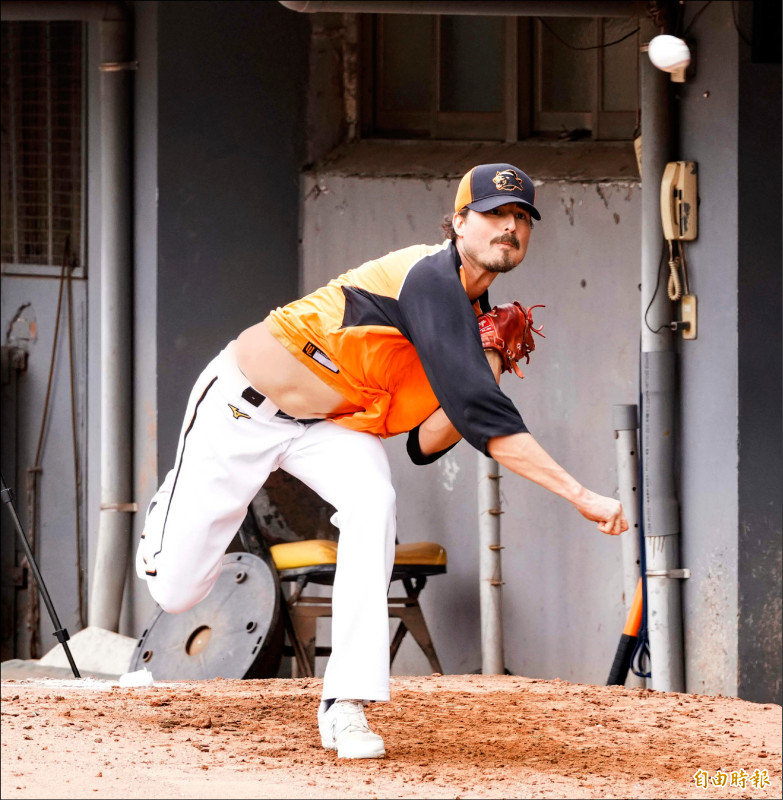 統一獅新洋投喬登入選經典賽加拿大隊。（記者李惠洲攝）