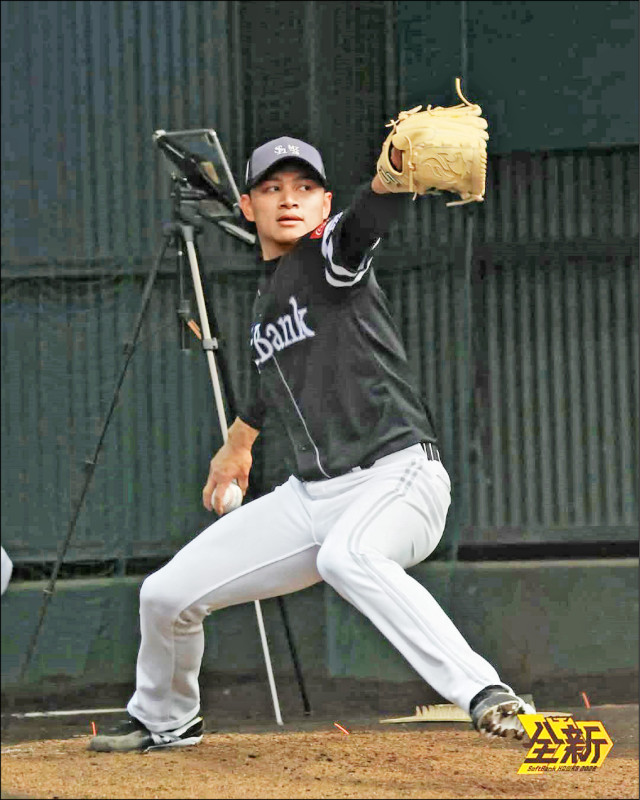 徐若熙首度用經典賽比賽用球練投。（取自軟銀官網）