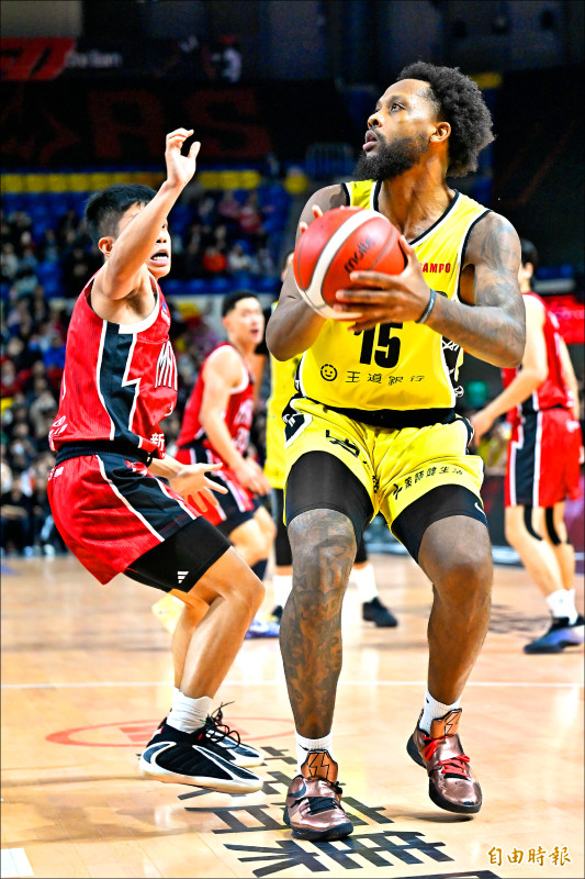 飛米（右）戲劇性絕殺戰神，率國王收下3連勝。（記者陳志曲攝）