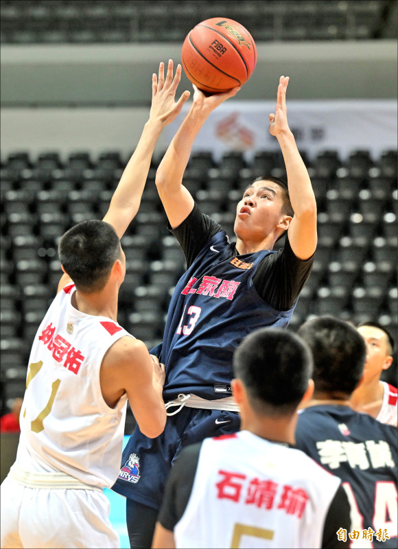 能仁謝瑋恩（中）拿下27分、10籃板、8助攻準大三元成績。（記者林正堃攝）
