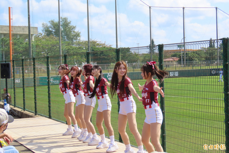 樂天女孩應援。（特派記者林宥辰攝）